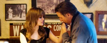 Garry embrassant la main de Molly