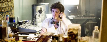 David au téléphone portable avec des écouteurs autour du cou