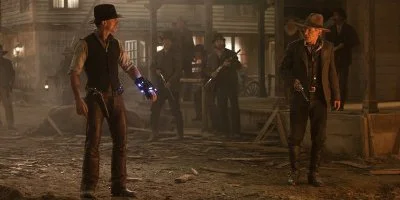 Deux cow-boys se regardent l'un l'autre