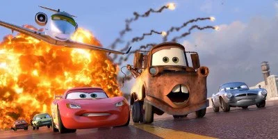 Finn McMissile, Mater et Lightening McQueen poursuivis par un avion à réaction
