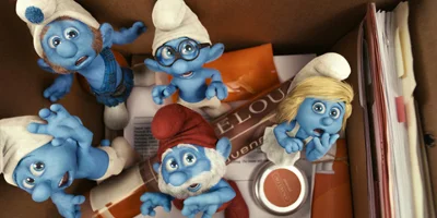 Schtroumpfs animés, Grand Schtroumpf, Smerfette, Schtroumpf à lunettes, Schtroumpf rusé et Schtroumpf maladroit ayant l'air effrayé dans une boîte
