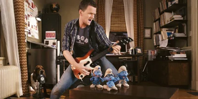 Patrick Winslow joue de la guitare derrière Gutsy, Brainy et Clumsy