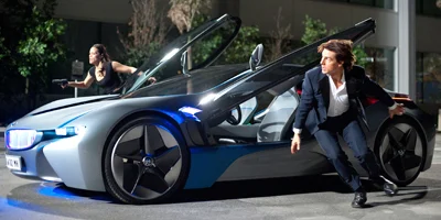 Tom Cruise et Paula Patton s'enfuient de leur voiture en courant
