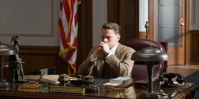 Photo de Leonardo DiCaprio assis à son bureau