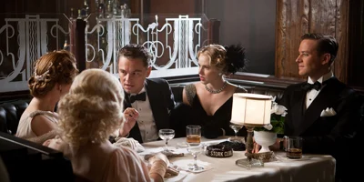 Photo de Leonardo DiCaprio assis à table avec des amis