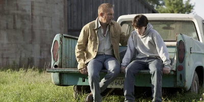 Jonathan Kent et un garçon assis sur un camion