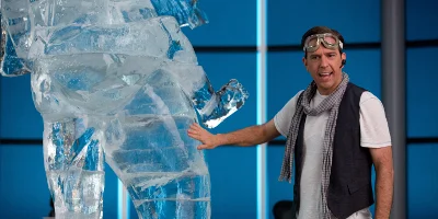 David par une sculpture de glace