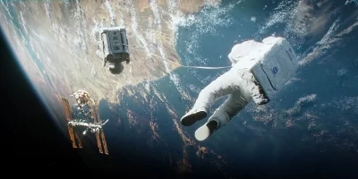 Stone et Kowlaski reliés l'un à l'autre dans l'espace