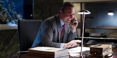 Jean Jacques Saurel à un bureau