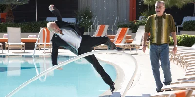 Billy tombant dans la piscine à côté de Paddy qui marche
