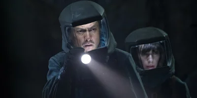 Homme tenant une torche en costume