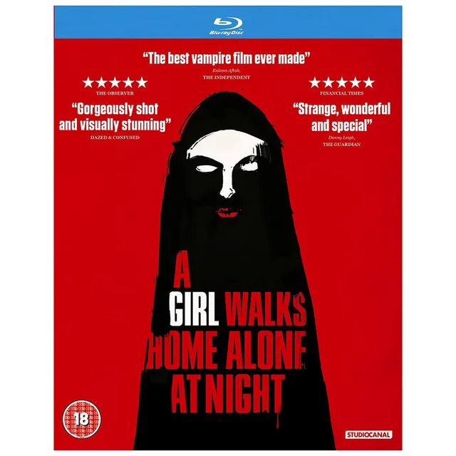 Une fille rentre seule à la maison la nuit