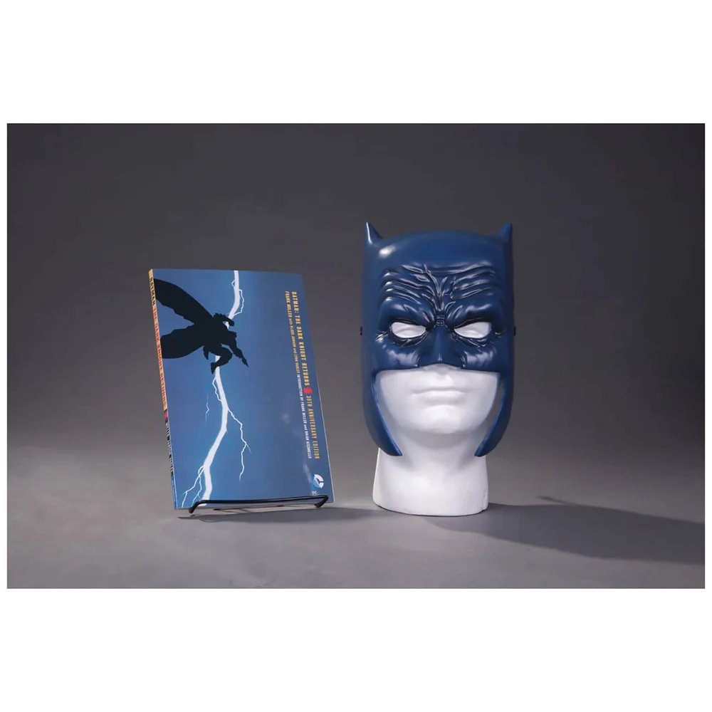 DC Comics - Batman Dark Knight Returns Ensemble livre et masque Image 1
