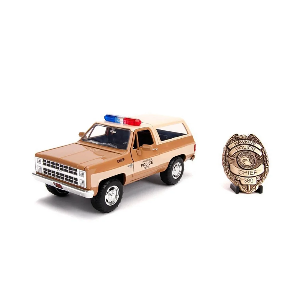 Figurine moulée échelle 1:24 Jada Stranger Things Chevy Blazer de Hopper avec badge de shérif Image 1