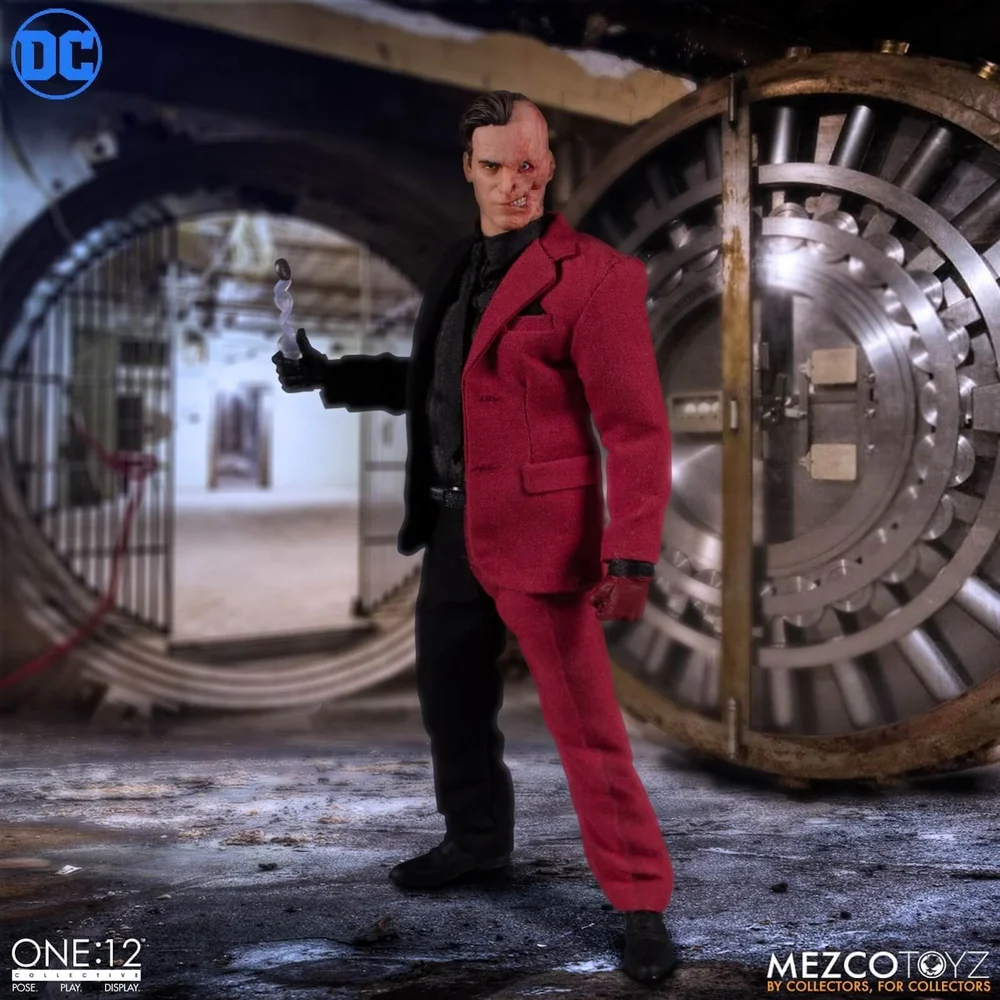 Mezco One:12 Collective DC Comics figurine Two-Face Image 1