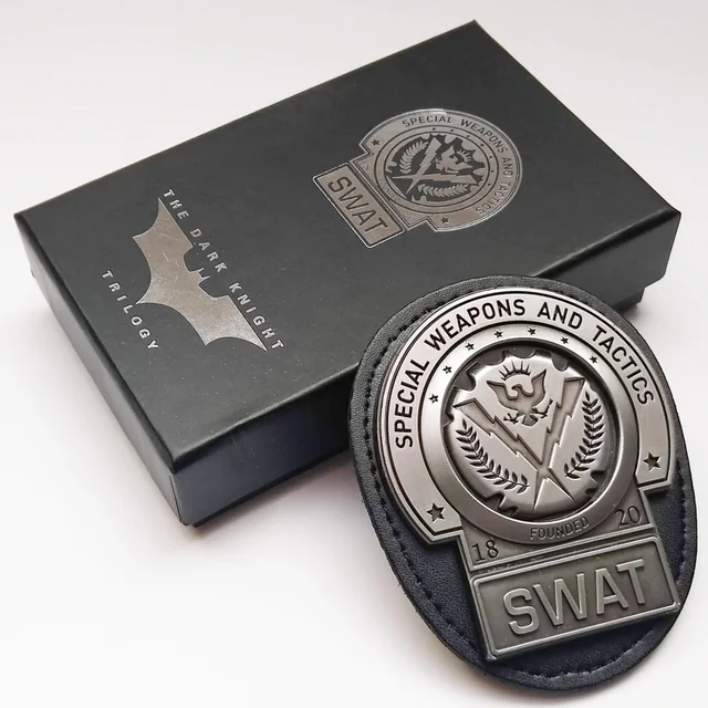 Réplique DUST! Batman Édition Limitée Badge SWAT Trilogie Nolan - Exclusivité Zavvi