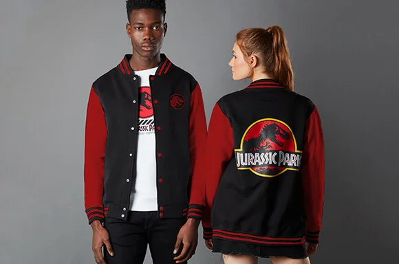 Deux mannequins portant notre nouvelle veste teddy Jurassic Park Logo avec des manches rouges.